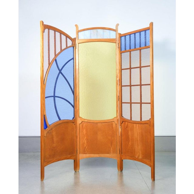 Wood Art Nouveau Screen in Wood and Polychrome Glass For Sale - Image 7 of 16