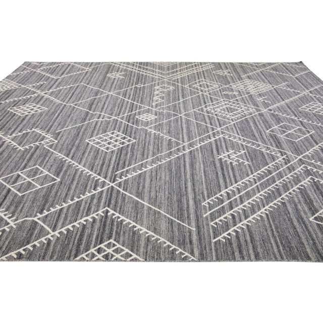 Early 21st Century Early 21st Century Modern Flatweave Kilim Gray Geometric Wool Rug by Apadana For Sale - Image 5 of 7