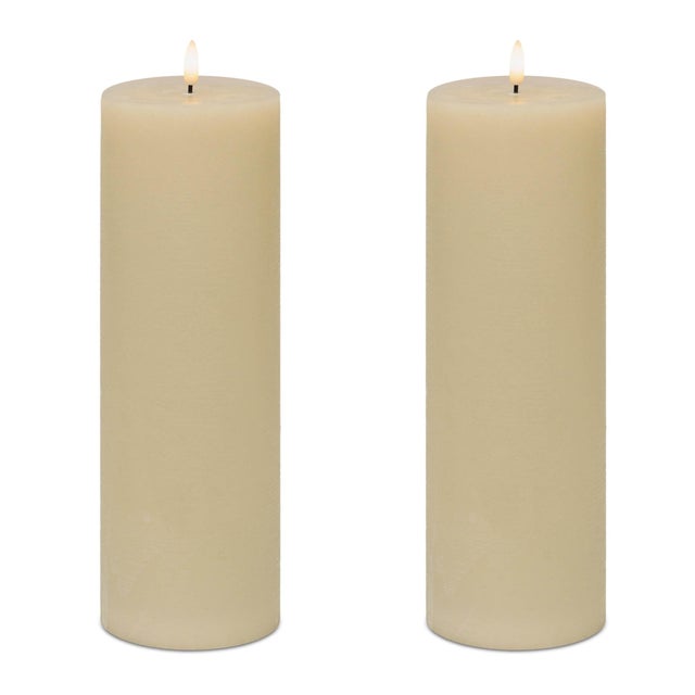 Kenneth Ludwig Chicago FIA Wick Beige Pillar Candle (Set of 2) For Sale - Image 4 of 4