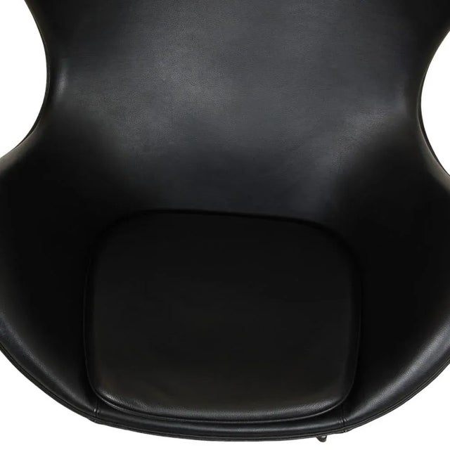 Fritz Hansen Egg Chair in Black Leather by Arne Jacobsen for Fritz Hansen, 1960s For Sale - Image 4 of 9