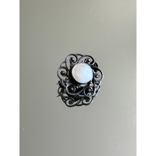 1910s Late Victorian/Edwardian Filigree Mother of Pearl Brooch For Sale - Image 9 of 11