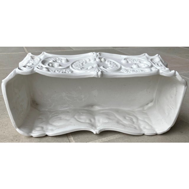 Circa 1980 Neoclassical Mottahedah-Style Terraglia Bianca (Creamware) “Flower Box" Cachepot or Jardinière, Italy For Sale In Austin - Image 6 of 18