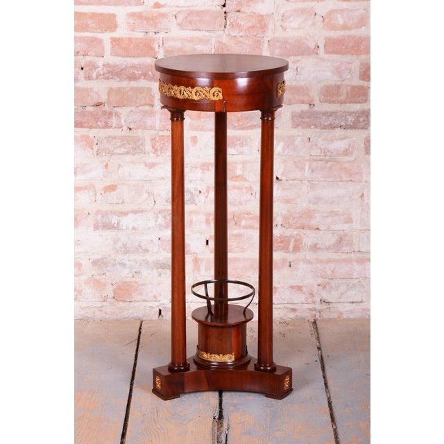 This exclusive Empire pedestal, which thanks to its construction and proportions can also be used as a standalone side...