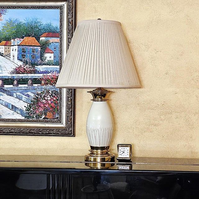 Vintage Ethan Allen Ivory Porcelain & Brass Leaf-Embossed Table Lamp For Sale - Image 16 of 18