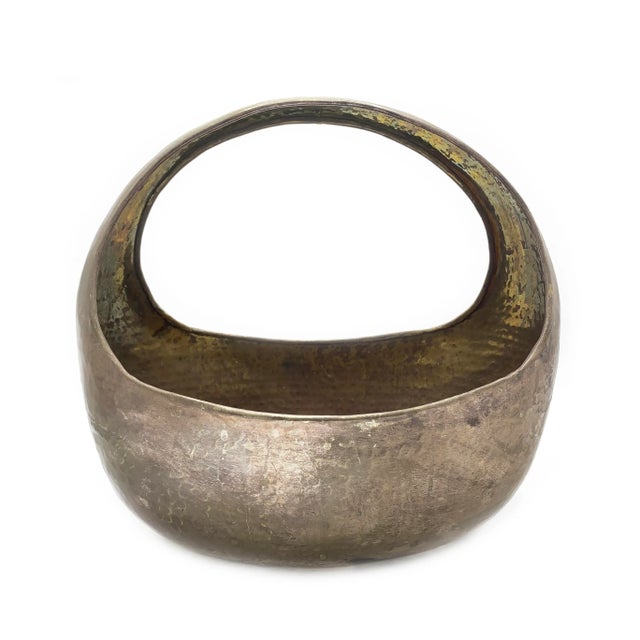 1950s Vintage Mid-Century Modern Solid Brass Hammered Basket For Sale - Image 5 of 5