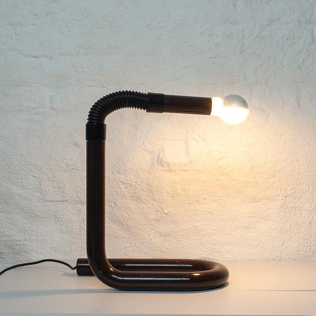 The table lamp has a bayonet fitting and looks best with a Cornalux bulb. The gooseneck is almost infinitely adjustable....