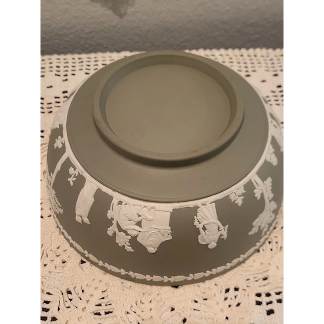 Vintage Mid-Century Modern Wedgwood Jasperware 8” Celadon Green Sacrifice Serving Fruit Bowl For Sale In Phoenix - Image 6 of 7