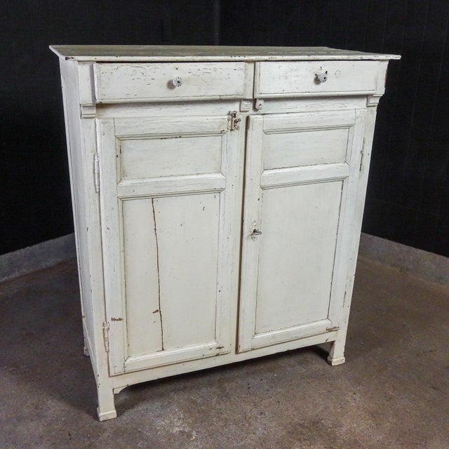 This flea cupboard dates from the early 1900s and comes from Belgian bakery. Its naive design, in combination with his...