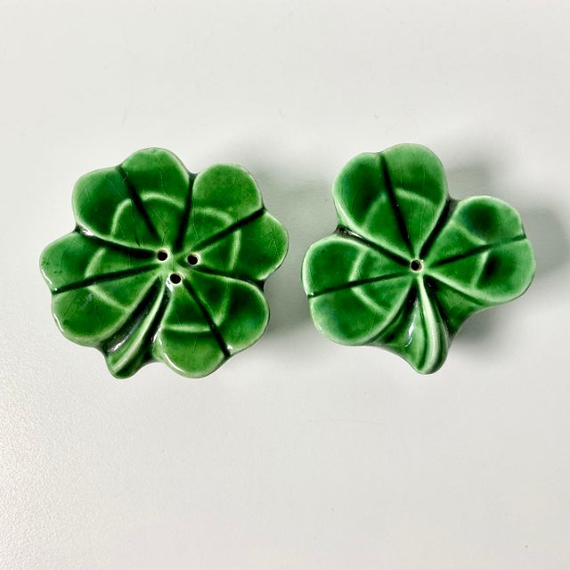 Dark Green 1960s Vintage Boho Chic Hollywood Regency Shamrock Salt & Pepper Shakers - A Pair. For Sale - Image 8 of 10