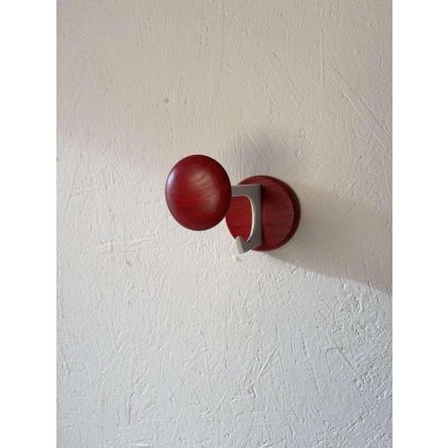This set of coat hooks was manufactured in the 1970s by the German company Schönbuch and is striking for its clean,...
