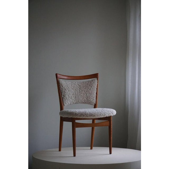 Brown Danish Modern Dining Chairs in Oak & Lambswool Model Sw86 attributed to Finn Juhl, 1953, Set of 6 For Sale - Image 8 of 18