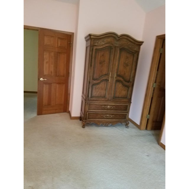 Late 20th Century Vintage Drexel Heritage Brittany Collection Louis XV French Provincial Armoire Carved Wood Wardrobe For Sale - Image 5 of 12