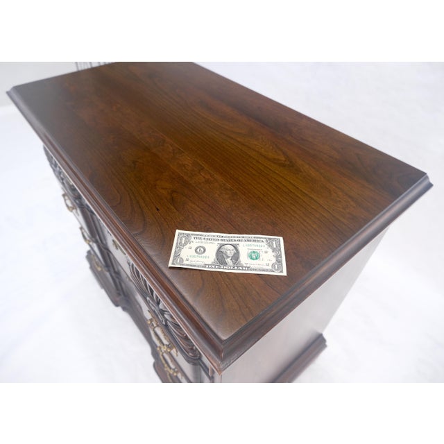 Harden Furniture Fine Block Front Scallop Carving 4 Drawers Bachelor Chest Dresser MINT For Sale - Image 4 of 12