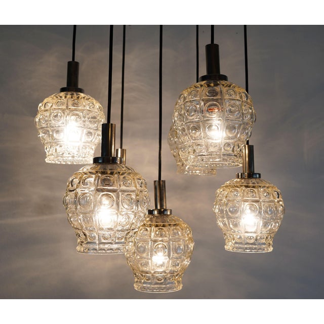1970s Mid-Century Cascade Pendant Light with 7 Shades in Bubble Glass and Chrome, 1960s For Sale - Image 5 of 13