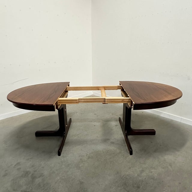 High quality round dining table made from mahogany. Extandable with 2 extra leaves (55 cm). Dimensions: height 74 cm,...