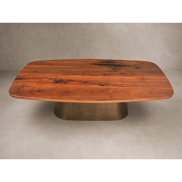 A table with a strong material identity, born from the encounter between the natural expressiveness of walnut and the...