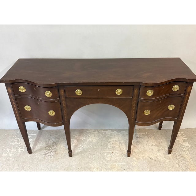 Traditional Mid-20th-Century Federal-Style Inlaid Mahogany Serpentine Sideboard With Tapered Legs by E.J. Victor For Sale - Image 3 of 9