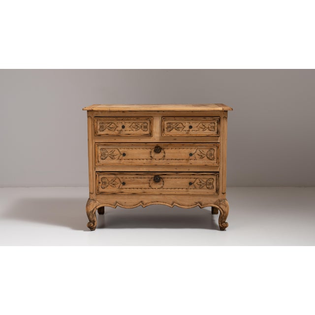 Early 20th Century Beige French Carved Chest of Drawers For Sale In Greensboro - Image 6 of 15