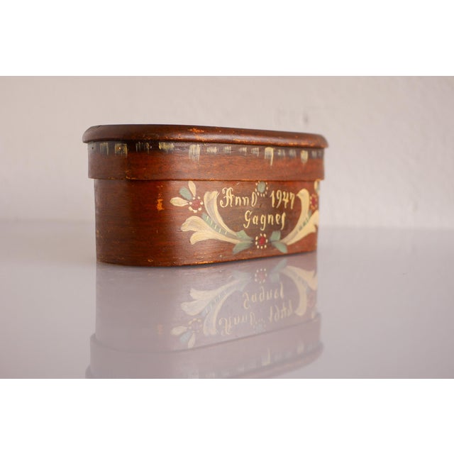 Vintage Traditional Swedish Handmade Bent Wooden Tine Box Svepask Hand-Painted with Kurbits Pattern in the style of Sundborn, 1947 For Sale - Image 3 of 12