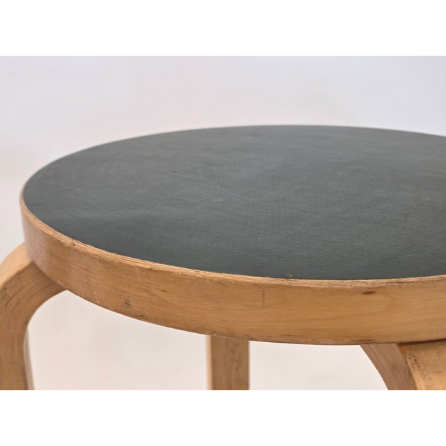 E60 Stools in Green Linoleum by Alvar Aalto for Artek, Finland, 1960s, Set of 2 For Sale - Image 13 of 15
