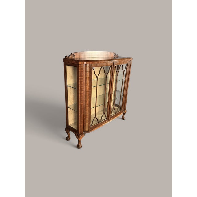 1930s English Art Deco Display Cabinet in Figured Walnut, 1930 For Sale - Image 5 of 11