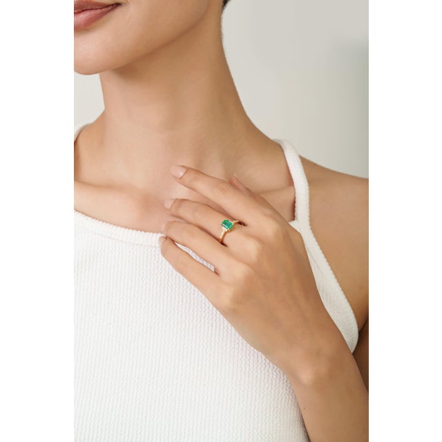 VRJewels 14k Gold 1.09ct Emerald Engagement Ring With Diamonds for Her Size 7 For Sale - Image 4 of 18