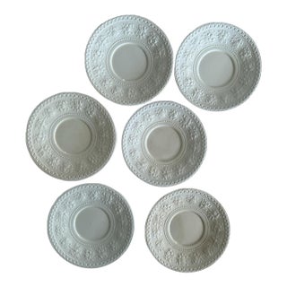 1950s Wedgwood Wellesley 7 Inch Plates Set of 6 – Cream Embossed Queensware – Made in England For Sale
