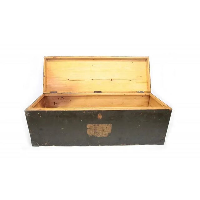 Military green travel box with metal corners. Epoca 1920 in fir wood. Measurements cm length 87 cm height cm 30 cm depth...