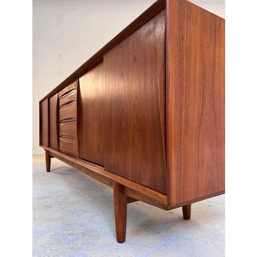 This sideboard from the renowned Danish manufacturer Dyrlund is an impressive example of the elegance and functionality of...
