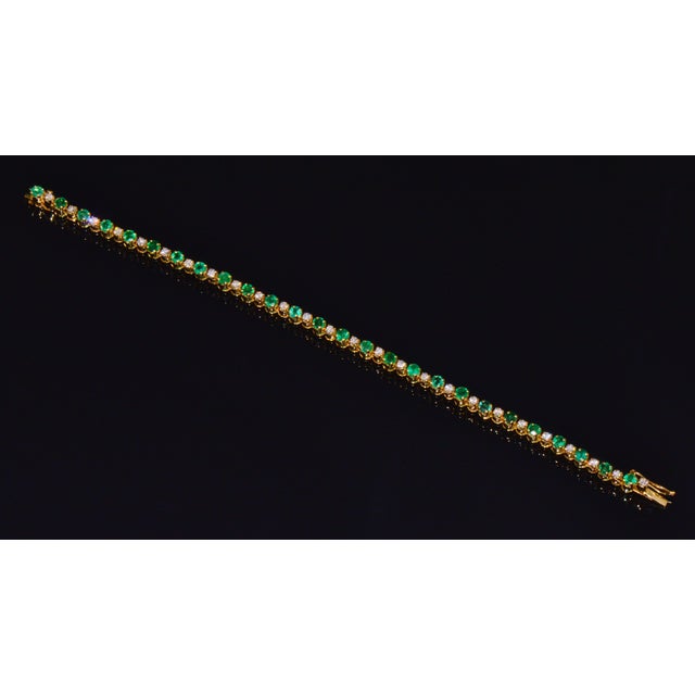 Late 20th Century Certified Natural 4.90Cts vs F Diamond Emerald 18k Solid Gold Tennis Bracelet For Sale - Image 14 of 16
