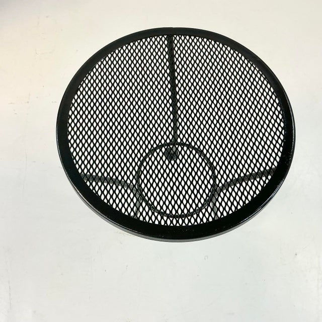 Metal Mid-Century Boho Chic Atomic Mesh Patio Side Table, Woodard Attributed For Sale - Image 7 of 10