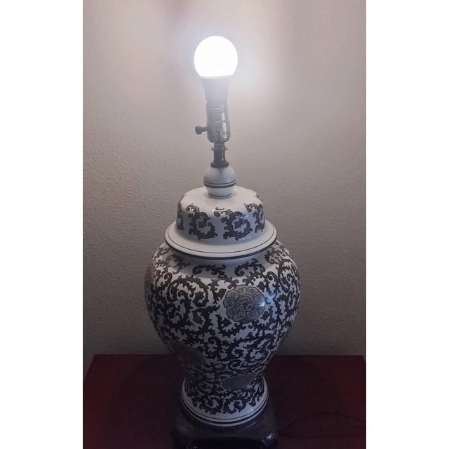 Metal Vintage 1970s Hand-Painted Brown & White Floral Ginger Jar Table Lamp For Sale - Image 7 of 15