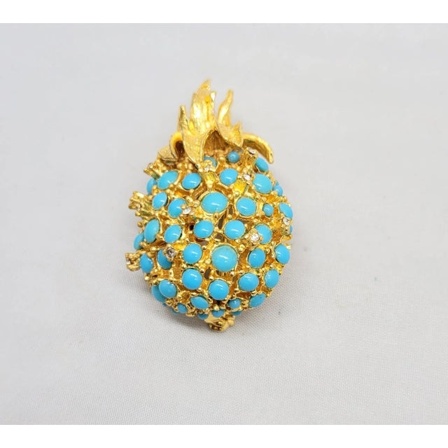 1960s Vintage Signed Alice Caviness Goldtone Faux-Turquoise Cabochon Pineapple Brooch For Sale - Image 5 of 7