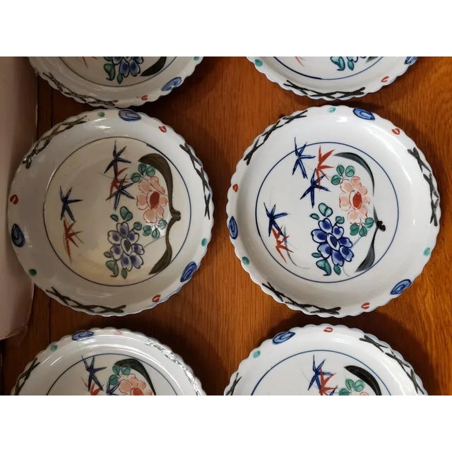 Japanese Set of 8 Circa 1920 Japanese Kakiemon Porcelain Floral Bird Scalloped Edge Plates For Sale - Image 3 of 12