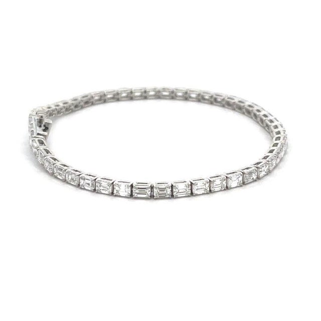 1990s Diamond Line Tennis Bracelet Emerald Cut 6.80ct 18k White Gold New For Sale - Image 5 of 7