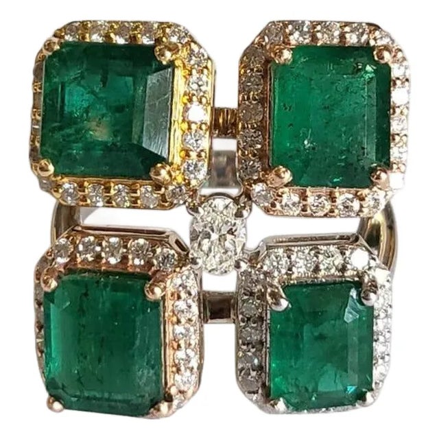 Set in 18k Gold, 6.70 Carats, Natural Zambian Emerald & Diamonds Cluster Ring, Size 6 For Sale