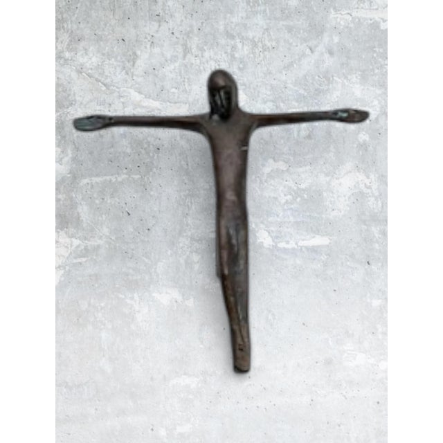 An exceptional collector's item of european post-war modernism. This brutalist bronze corpus (model c 13) captivates with...