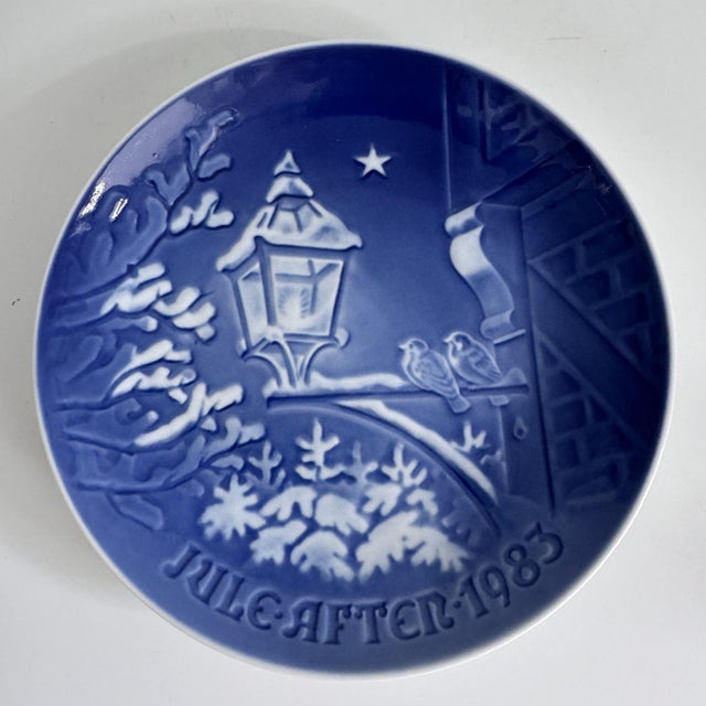 Bing & Grondahl Christmas Plate Christmas in the Town from Bing & Grondahl, 1983 For Sale - Image 4 of 4