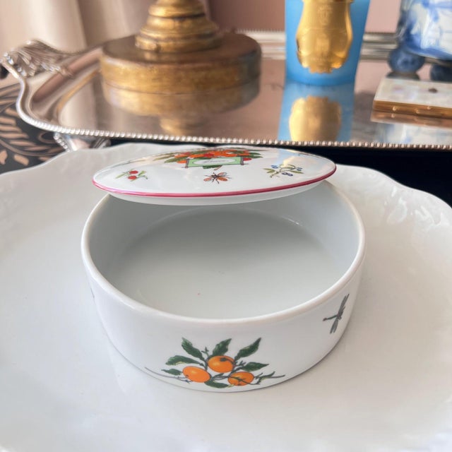 White 1970s Gucci trinket dish with lid by Richard Ginori // Cherries vide poche // vintage porcelain box // luxury homegoods // designer For Sale - Image 8 of 11