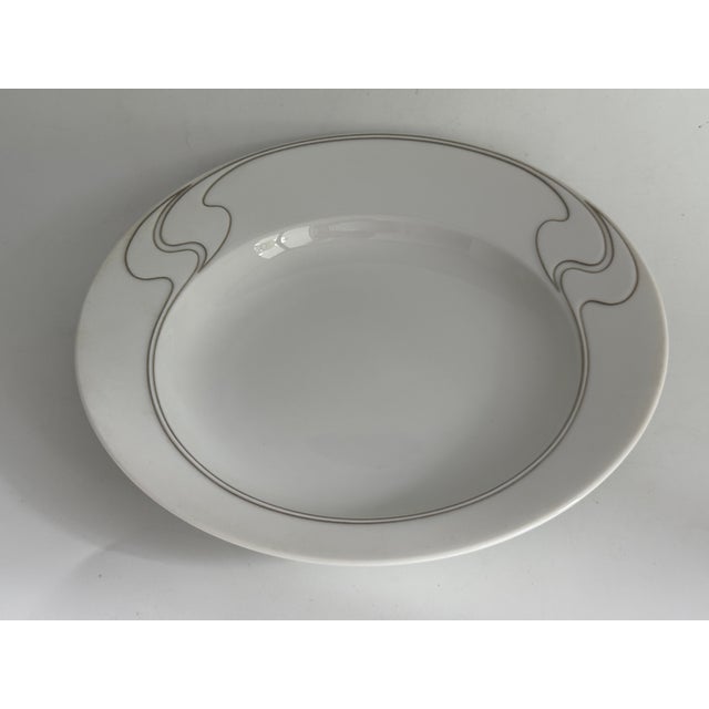 Rosenthal White Asimmetria Soup Plates with Gilt Rims by Björn Wiinblad for Rosenthal Studio Linie, 1980s, Set of 6 For Sale - Image 4 of 8