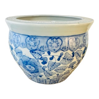Vintage Chinoiserie Cache Pot, Blue and White For Sale