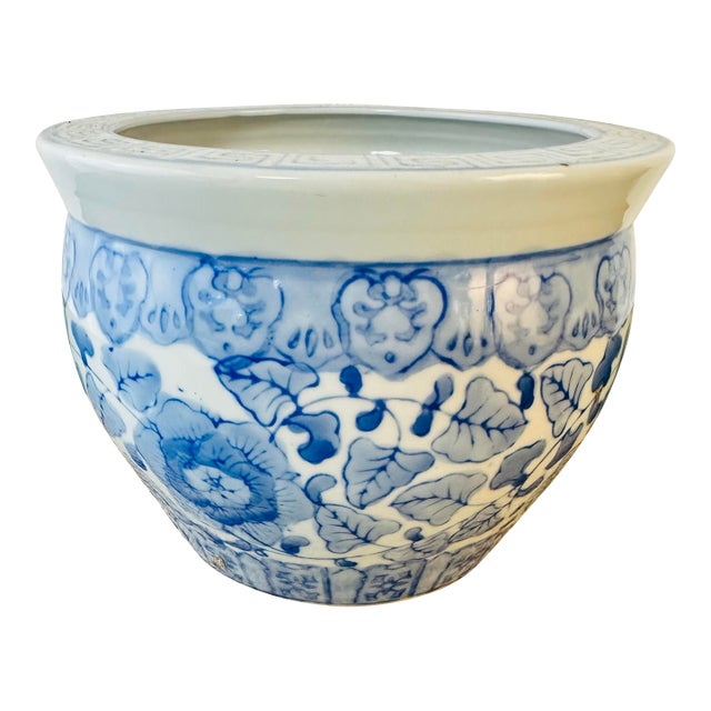 Vintage Chinoiserie Cache Pot, Blue and White For Sale