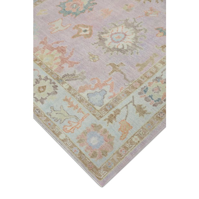 This modern Turkish Oushak rug is a stunning piece of art that has been handwoven using traditional techniques by skilled...