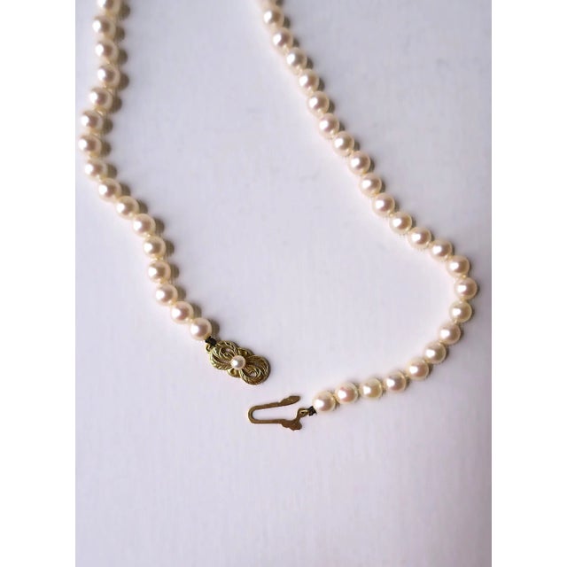 Pearl Necklace From Mikimoto Akoya Pearls and 18 Karat Gold For Sale - Image 10 of 12
