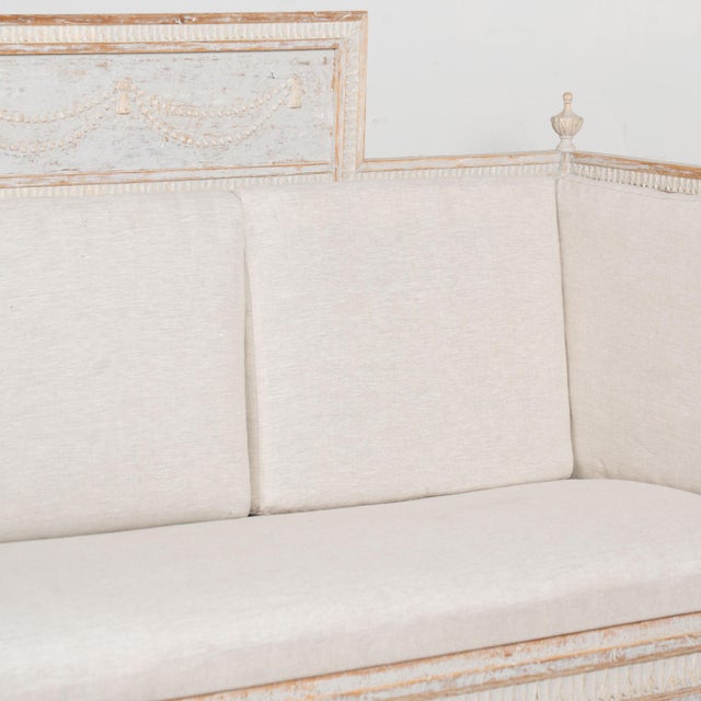 Early 19th Century White Swedish Gustavian Bench Settee With Egg and Dart Carving For Sale - Image 4 of 13