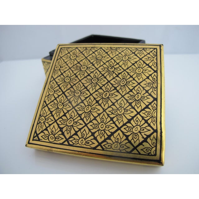 Asian Burmese Gold Leaf & Black Lacquer Geometric Flower Pattern Trinket Box With Lid For Sale - Image 3 of 9