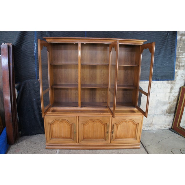 1970s Century Furniture Italian Provincial Walnut China Cabinet Breakfront Cupboard For Sale - Image 6 of 15