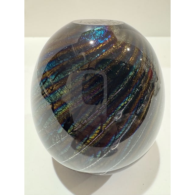 1980s Robert Eickholt 1984 Signed Iridescent Art Glass Bud Vase Blue Purple Gold For Sale - Image 5 of 7