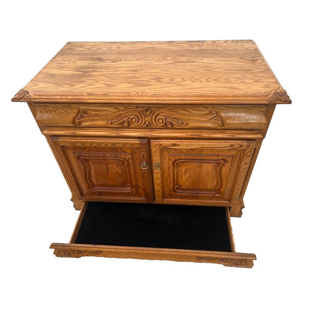 1990s Oakwood Interiors Lowboy Dresser Chest Four Cedar Drawers Cabinet Locking For Sale - Image 4 of 14