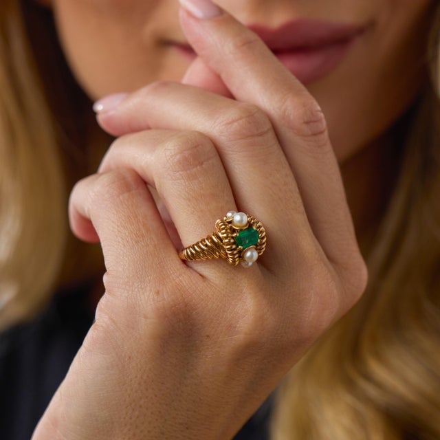 French Mid Century Emerald Pearl 18k Yellow Gold Ring, Size 5 For Sale - Image 4 of 5
